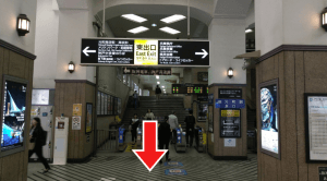 ①JR元町東改札を出ます