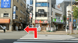③抜けた先の横断歩道を渡って左へ曲がります。