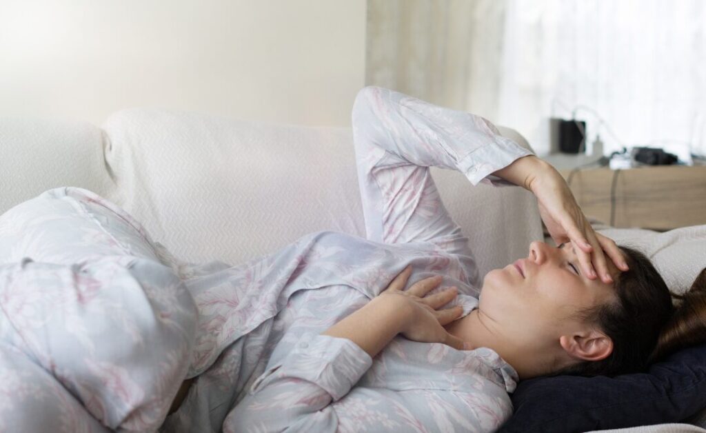 肩こりや首の痛み、眼精疲労により不調を訴える女性