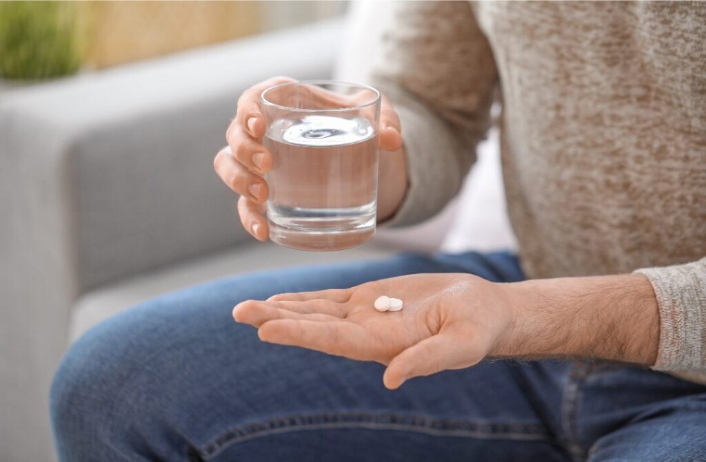 頭痛薬が効かないと感じている男性