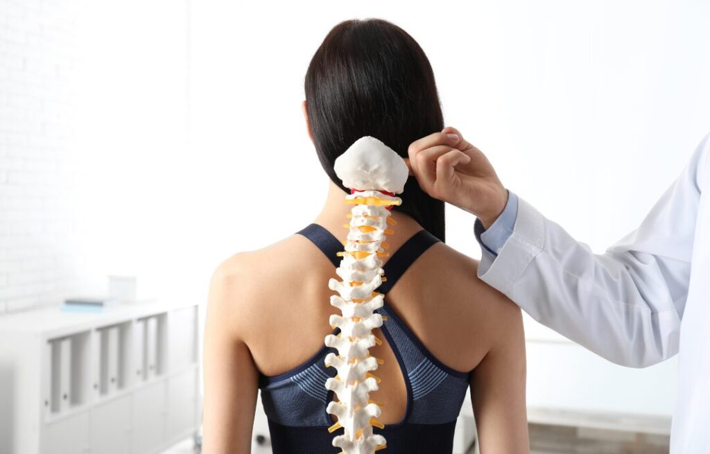整体で首や肩を骨格から検査してもらう女性