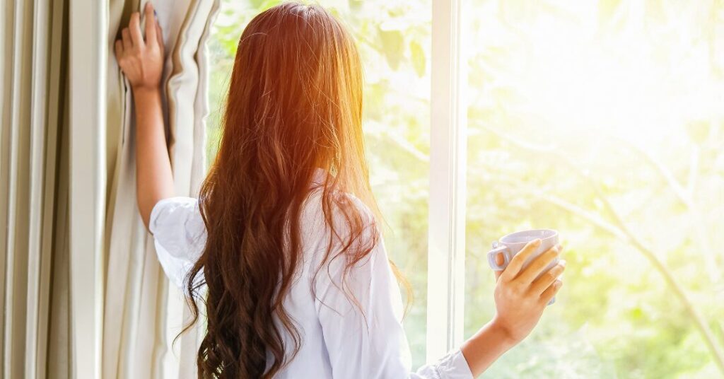 ストレッチしても戻ってしまう原因を考える女性