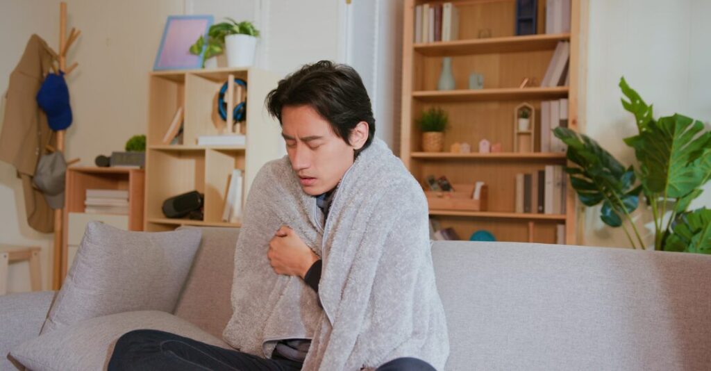 肩こりや首こりから風邪をひき、体調の悪そうな男性