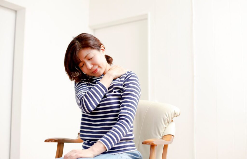 首の痛みで体調不良の女性